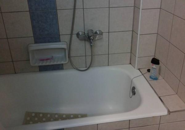 S-au apucat sa renoveze o baie, dar ce au găsit sub cadă a &icirc;ntrecut orice așteptare: &bdquo;Cine ar face aşa ceva? E nebunesc&rdquo;