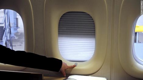 Te-ai întrebat vreodată de ce stewardesele te pun să ridici jaluzelele în timpul decolării şi aterizării? Motivul te va uimi