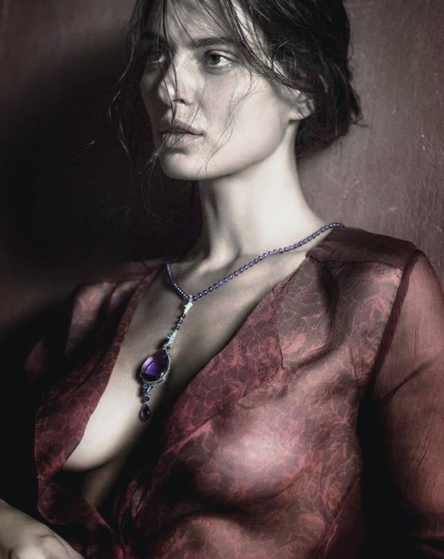 Fotografie incendiară. Catrinel Menghia, fără sutien și fără prejudecăți!