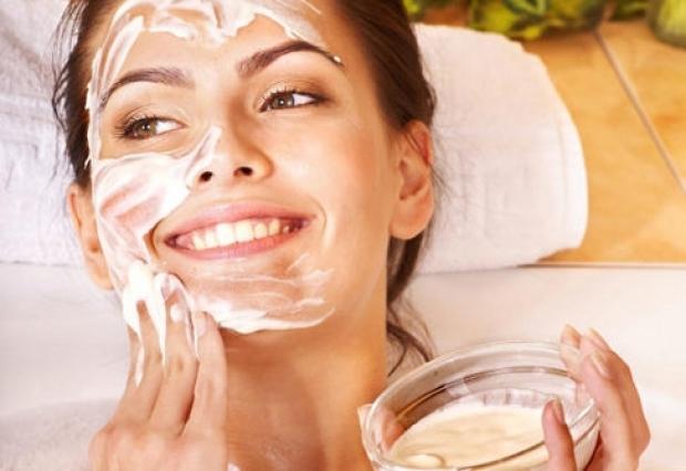 Și-a dat cu usturoi pe față &icirc;nainte de culcare iar dimineața c&acirc;nd s-a uitat &icirc;n oglindă a avut un șoc. Cum arăta tenul acneic al tinerei