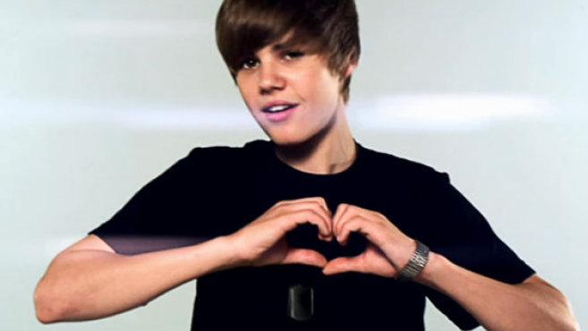 WOW! Este este sora GEAMĂNĂ a lui Justin Bieber. Situațiile &icirc;n care cei doi pot fi confundați foarte ușor. Tu &icirc;i deosebești?