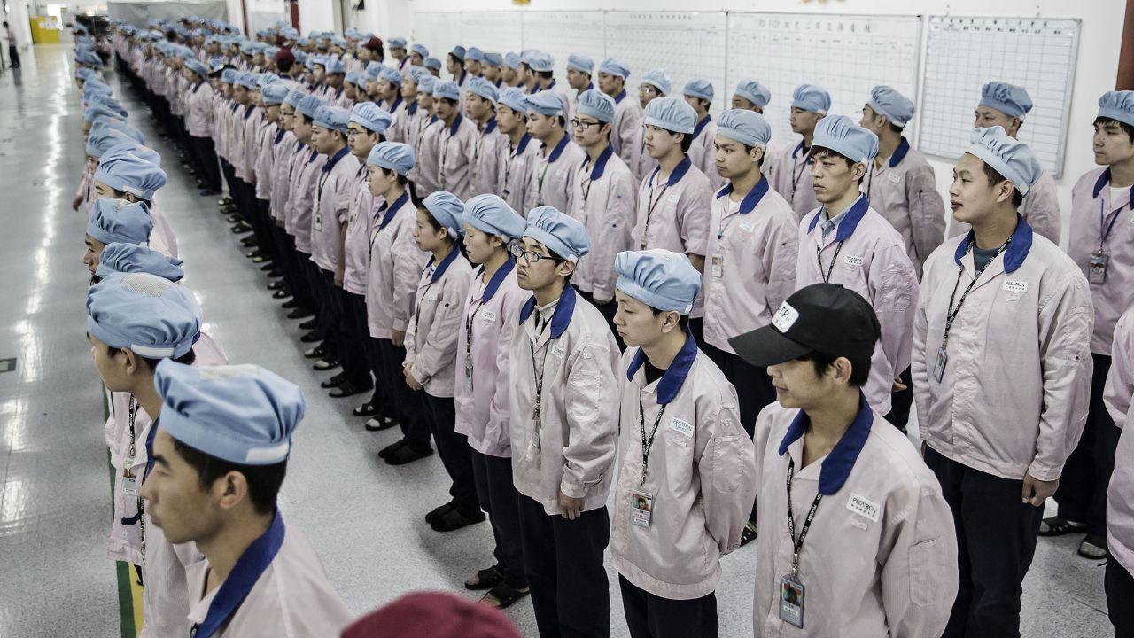 IMAGINILE GROAZEI! Dincolo de ușile &icirc;nchise ale unei fabrici de  iPhone-uri. Angajații surmenați aleg să se sinucidă...