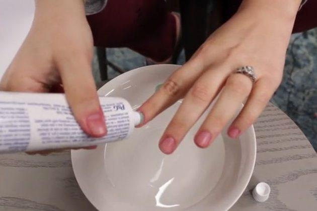 Şi-a frecat unghiile cu pastă de dinţi şi efectul a fost umitior! &Icirc;l poţi obţine şi tu. Iată cum - VIDEO