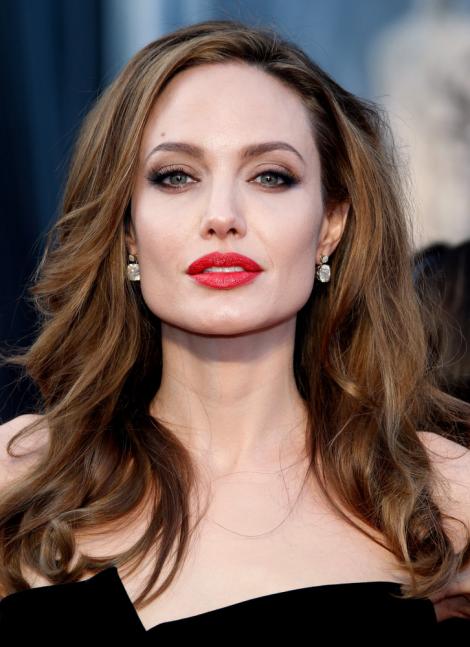 Cea mai frumoasă femeie din lume și-a șocat fanii! Angelina Jolie este de nerecunoscut!