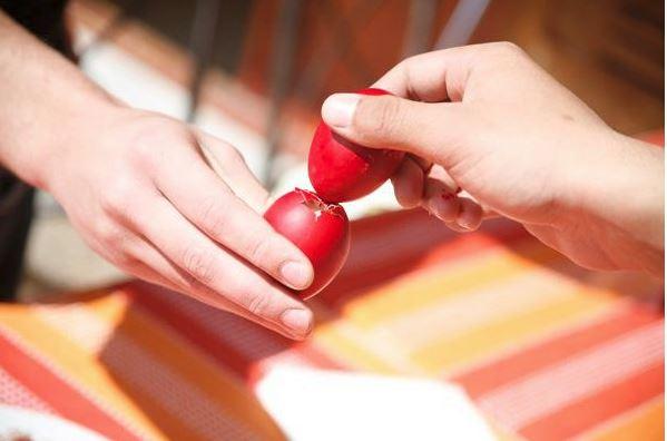 Le faci &icirc;n fiecare an, dar știi de ce? Care este, de fapt, semnificația ouălor roșii și cum au fost ciocnite prima dată