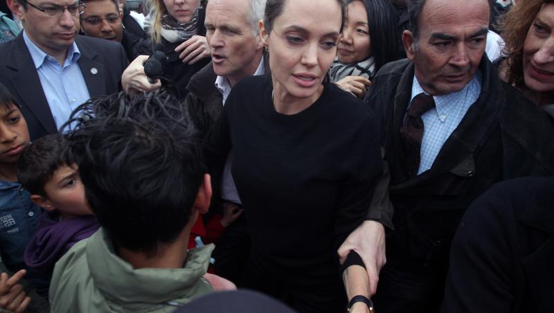 Angelina Jolie a vizitat o tabără de refugiați din apropierea Atenei