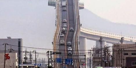 Cel mai ÎNCLINAT pod din lume. Şoferii îl traversează cu GROAZĂ. Uite cum se circulă - VIDEO