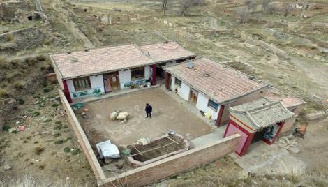 POVESTE IMPRESIONANTĂ: Un bărbat trăieşte singur de 10 ani, într-un sat părăsit. Cum s-a ajuns aici?!