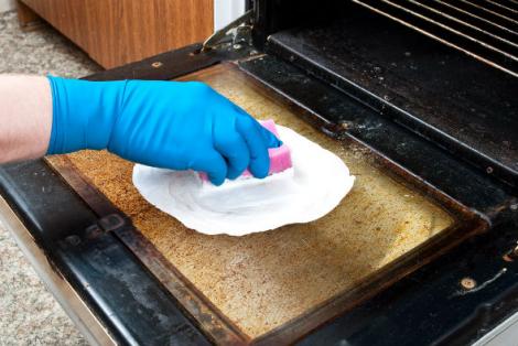 Cum să cureţi cuptorul fără pic de efort! Orice gospodină are„ingredientele secrete” în bucătărie
