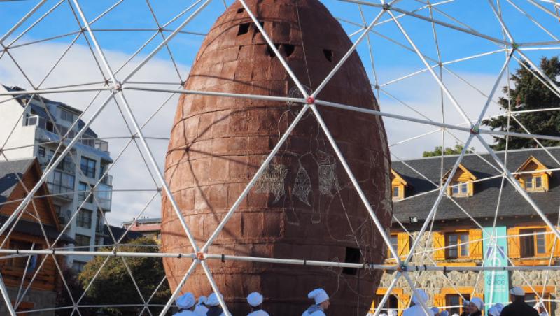 Gigantul delicios! Cel mai înalt ou de Paște din ciocolată are zece metri înălțime și arată spectaculos! (FOTO)