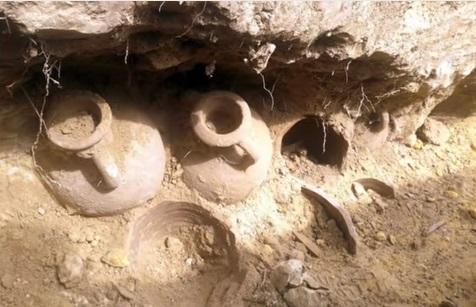 Săpau pentru o canalizare c&acirc;nd au descoperit mai multe vase din lut! Muncitorii s-au crucit după ce le-au spart: "Valoarea, c&acirc;teva milioane de euro!"