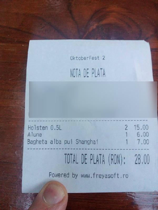 Au m&acirc;ncat, au băut, iar c&acirc;nd să plătească... ȘOC! Ce a scris o chelneriță din Centrul Vechi pe nota de plată a unor tineri a &icirc;nfuriat internetul!