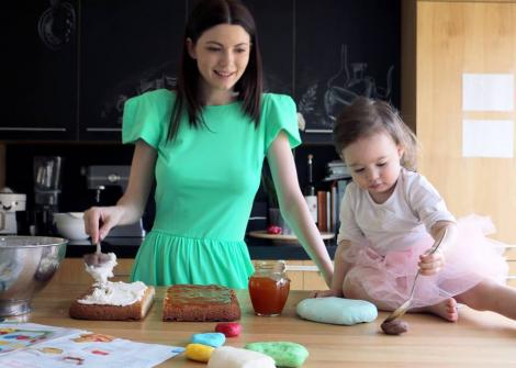 Anca Lungu şi Natalia pregătesc împreună bunătăţile pentru Paşte: "Îi place să stea lângă mine atunci când gătesc şi să o implic în activitate"