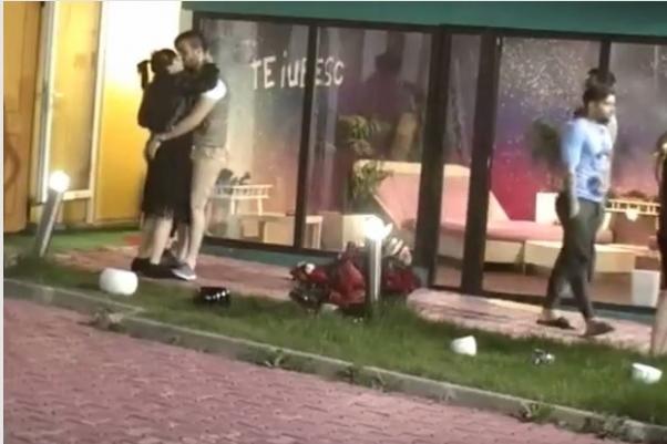 Nici camerele de supraveghere nu &icirc;i mai opresc! Loredana şi Ionuţ de la "Mireasă pentru fiul meu" nu mai pot rezista! Au &icirc;ncălcat regula 25