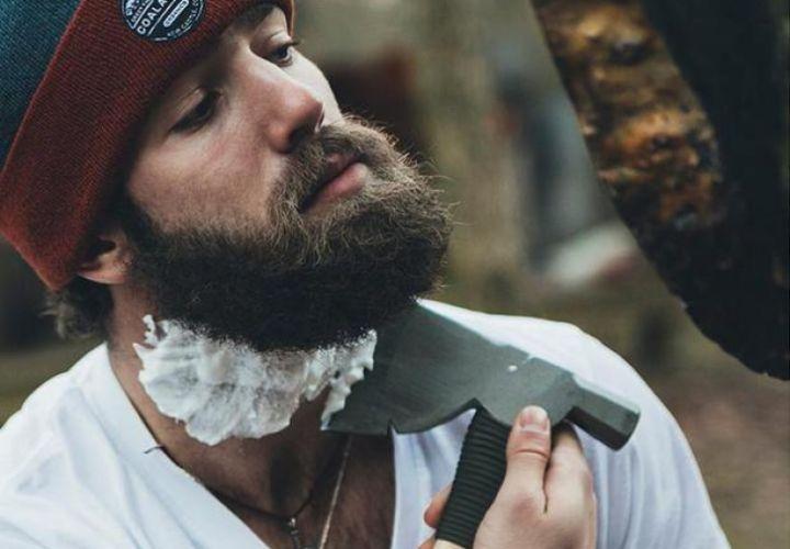 E haiduc și e vestit, Daniel cel voinic! Milionarul care trăieşte &icirc;n dubă şi se bărbiereşte cu toporul