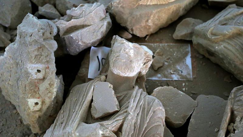 Ramașițele unei statui dintr-un muzeu al orașului sirian Palmyra