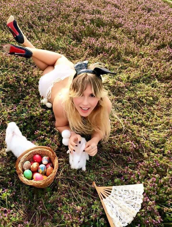 FOTO: Sexy, a spus cineva sexy?! Corina, trădată de pantalonii mult prea scurți, care au lăsat la vedere tot