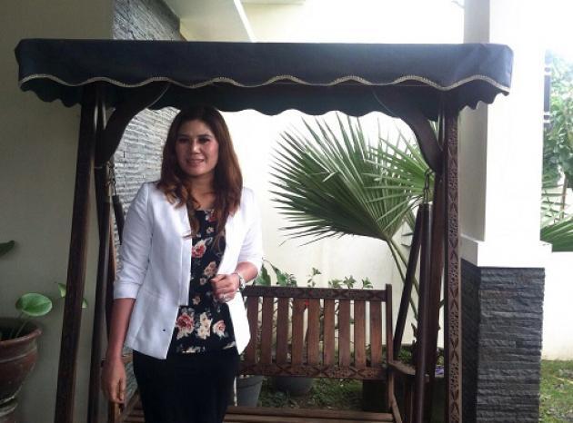 O vrei la tine acasă? O femeie frumoasă și-a scos casa la v&acirc;nzare! BONUS:  un mic iaz, o grădină şi pe ea ca soție