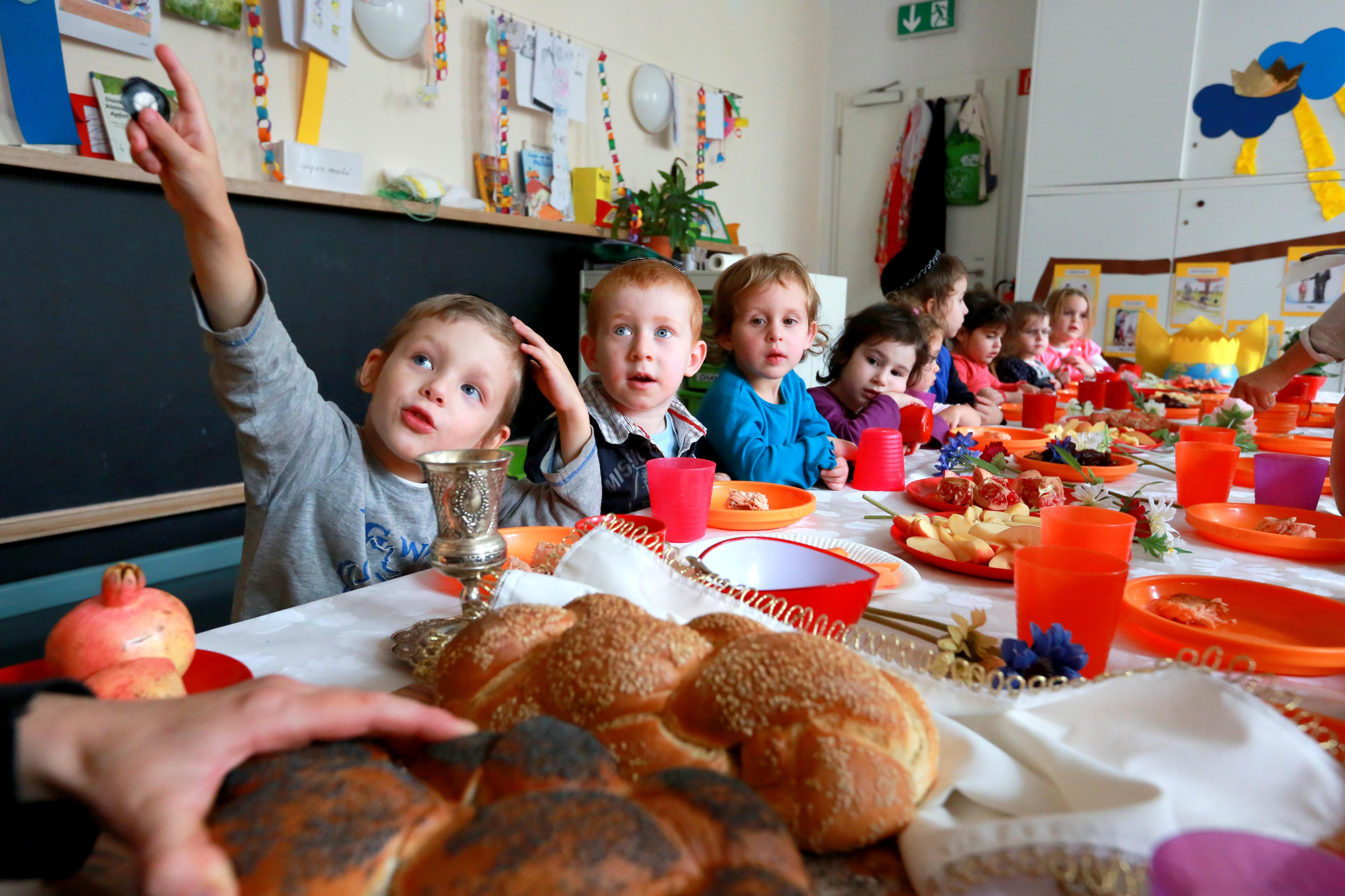 Alimente expirate găsite la o grădiniţă din judeţul Argeş