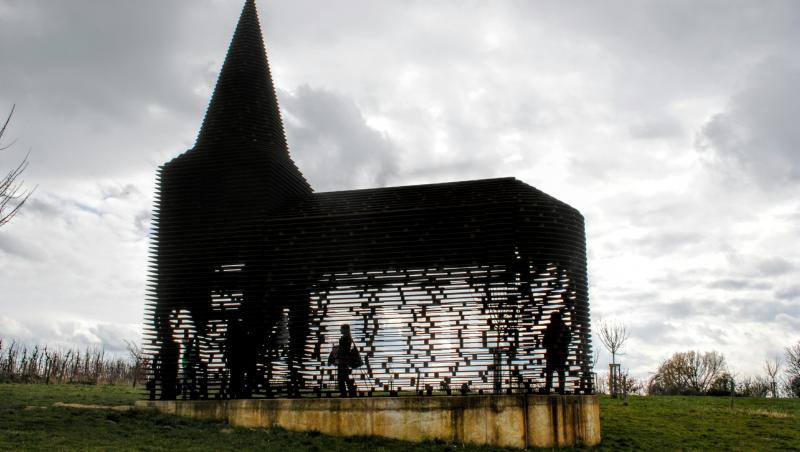 Îți ții respirația ? Galerie foto superbă! Cum arată prima biserică transparentă din lume! Poți ”vedea” prin ea!