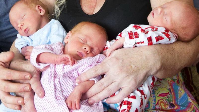 Cea mai bătrână mamă din Marea Britanie a născut TRIPLEȚI. Imaginea bebelușilor a făcut înconjurul lumii