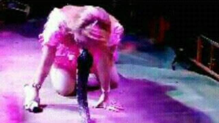 O c&acirc;ntăreață din Indonesia, mușcată de un cobra pe scenă. Continuă să c&acirc;nte &icirc;ncă 45 de minute. Finalul este dramatic - VIDEO