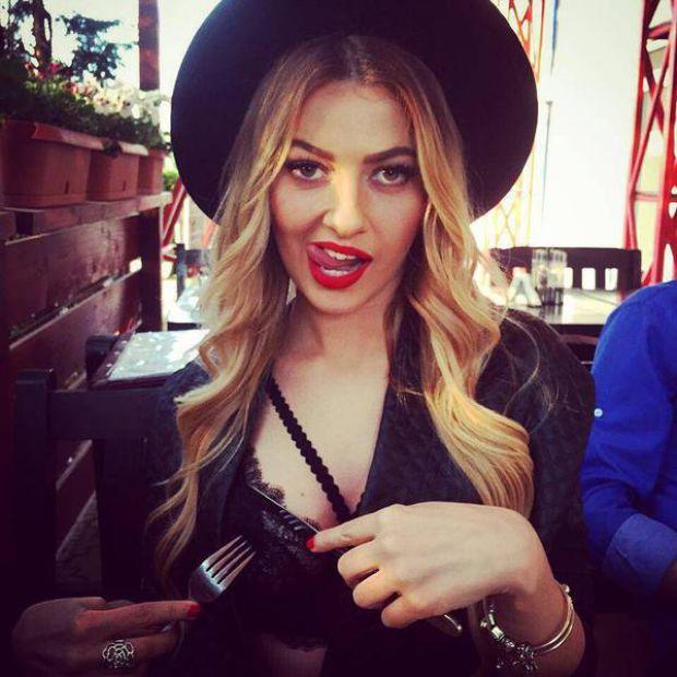 Pe Lidia Buble o ştie o ţară &icirc;ntreagă, dar pe una dintre surorile ei? Nu o să &icirc;ţi vină să crezi c&acirc;t de bine arată Estera