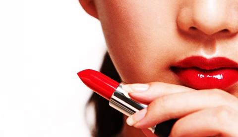 Și frumusețea are loc și dată de naștere! RUJUL, de la pasta din praf pigmentat la batonul cu tăietură oblică