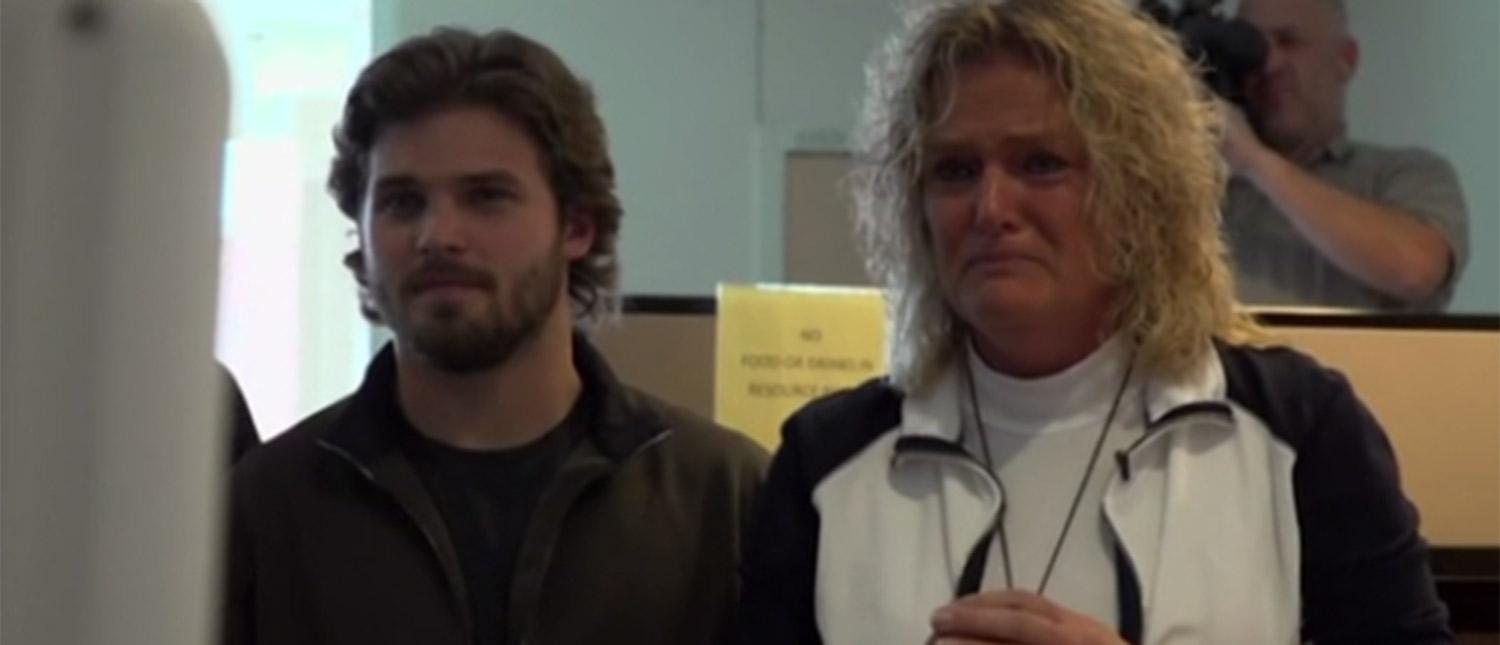 O mamă aude pentru prima dată inima fiului său mort băt&acirc;nd. Cel mai emoționant moment - VIDEO