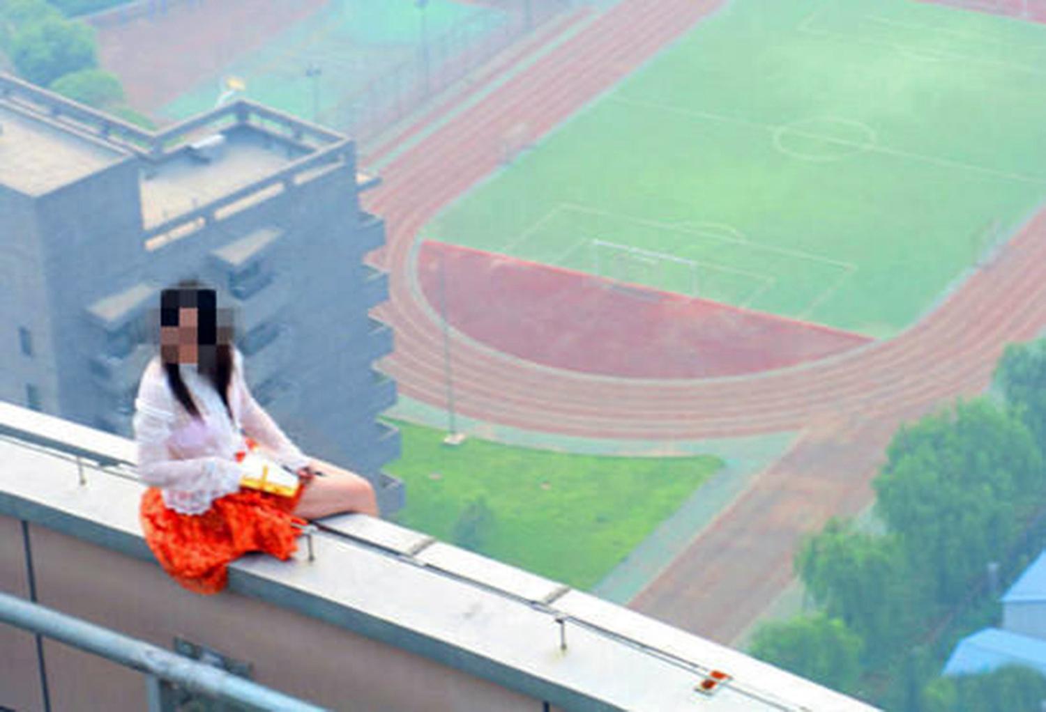 Horror! O femeie renunță să se sinucidă &icirc;n ultima clipa, dar momentul &icirc;i este fatal