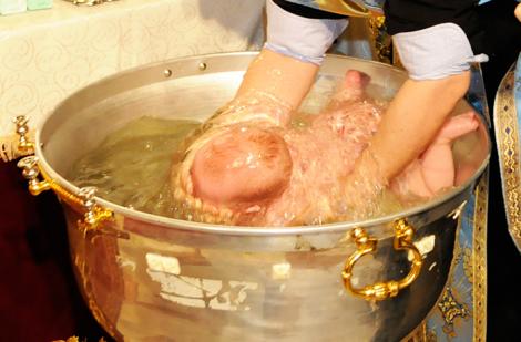 Știați cum se face? Cum se alege nașul de botez și ce trebuie să facă părintele spiritual!