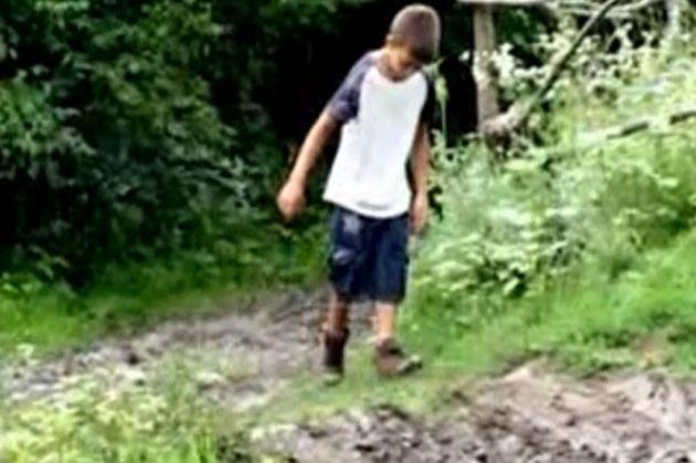 El este "Mowgli al Rom&acirc;niei". A trăit doi ani &icirc;n pădure, părăsit de părinţi