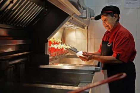FOTO! "Doi cheeseburgeri, o porție mare de cartofi și o cola mare!" Povestea celui mai bătrân angajat al McDonald’s! A trăit sub ocupație japoneză și are 92 de ani