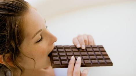 Şi tu mănânci multă ciocolată? Noua descoperire a cercetătorilor britanici îţi arată dacă e bine sau rău!