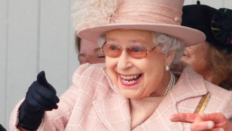 Gafă a reginei Angliei surprinsă de o cameră indiscretă