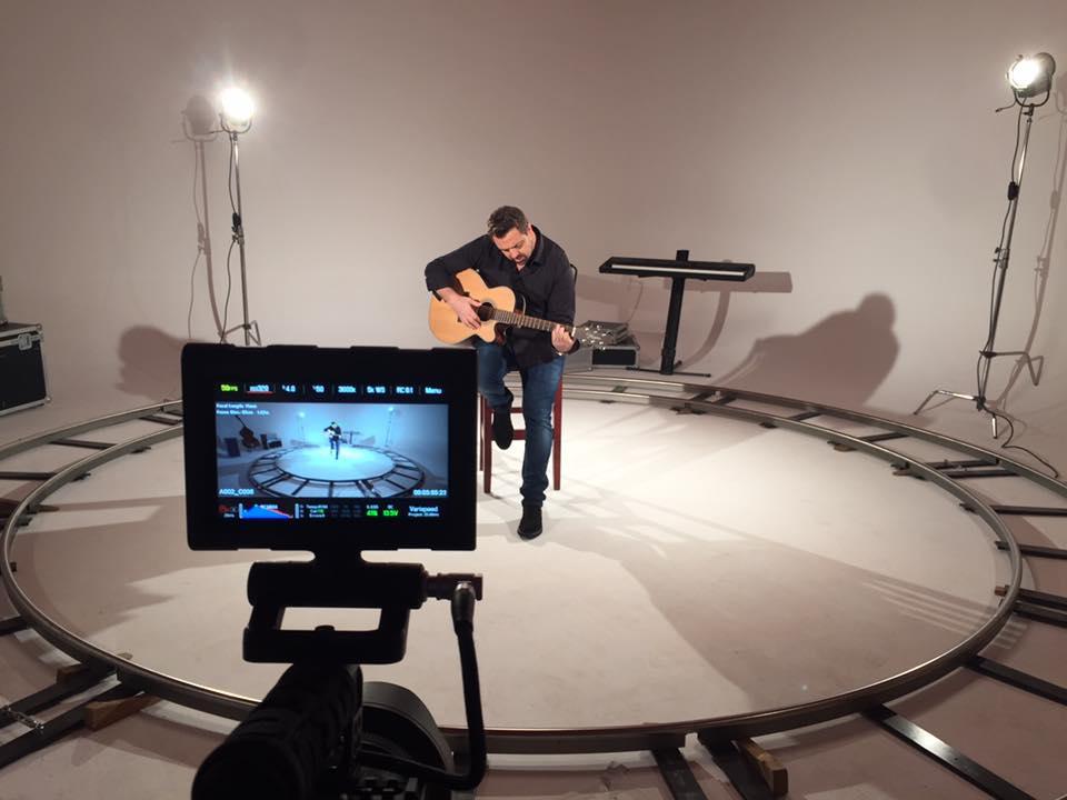 Lansare &icirc;ntre prieteni! Ce YouTube, ce Facebook? Noul videoclip, &icirc;n premieră, la Neatza! Mereu "L&acirc;ngă tine", HORIA BRENCIU!