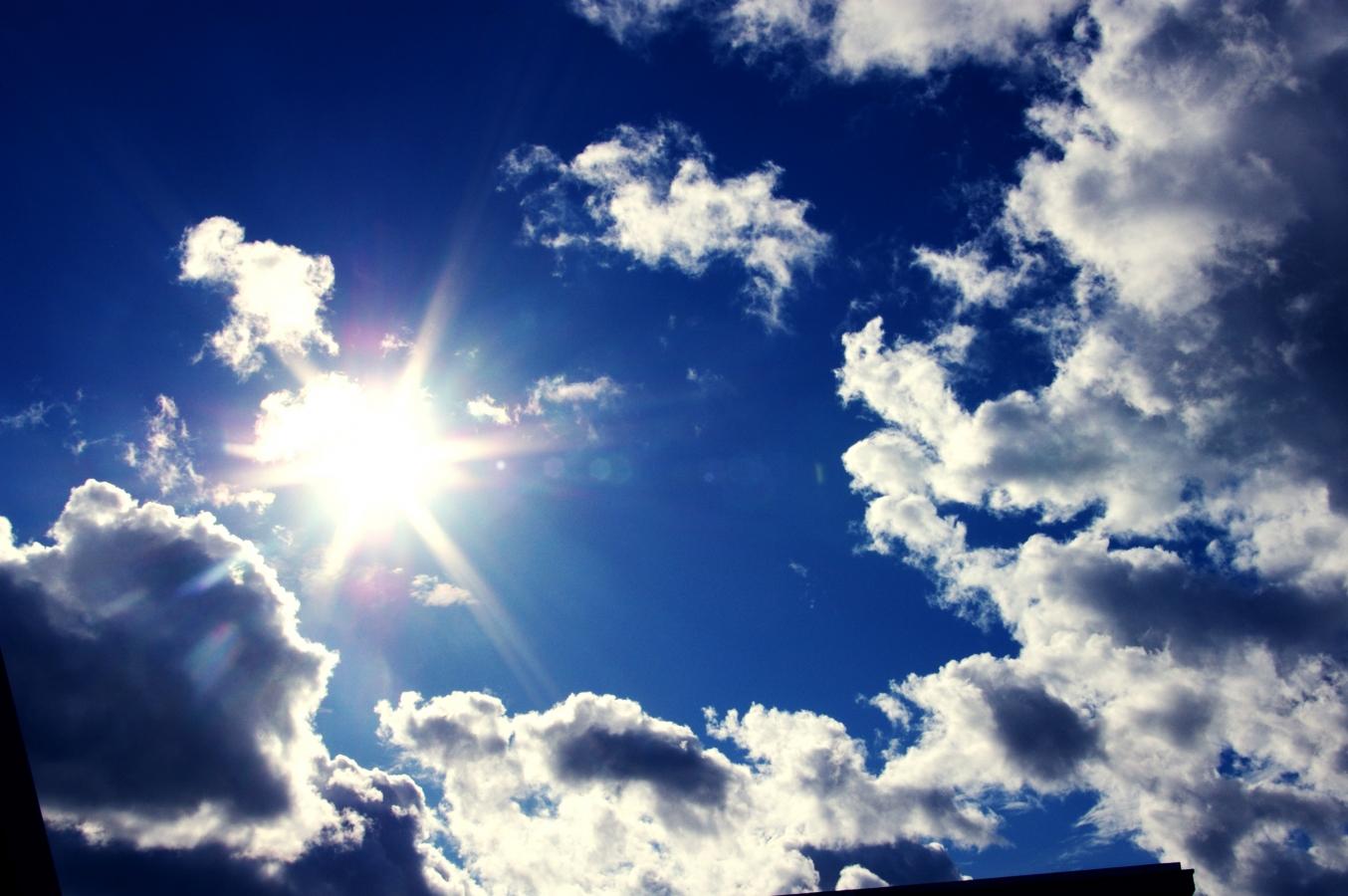 Vremea vine cu surprize &icirc;n weekend! Oare ne vom lăsa umbrelele acasă?!