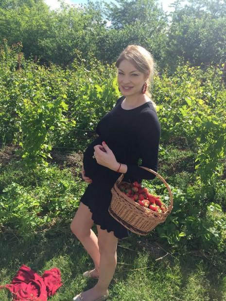 Valentina Pelinel, &icirc;nsărcinată &icirc;ntr-un cadru &bdquo;atipic&rdquo;! Vedeta a luat o decizie pe ultima sută de metri: Ce spune despre bebelușul pe care-l poartă &icirc;n p&acirc;ntece