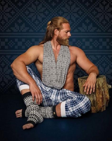 Doamnelor, țineți-vă bine! Acesta este oficial cel mai sexy „viking” din lume! A cucerit femeile din întreaga lume cu o singură privire!