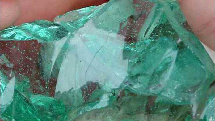 A găsit un cristal frumos și l-a așezat &icirc;ntr-un acvariu. După 30 de ani, s-a uitat mai bine la el și nu-i venea să creadă ce vede