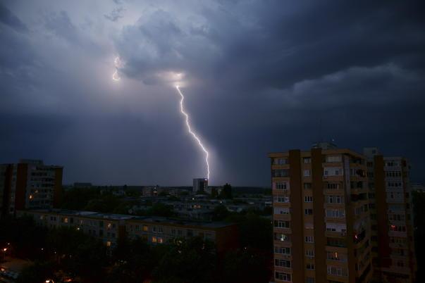 Veşti rele de la meteorologi! Nu scăpăm de FURTUNI şi GRINDINĂ