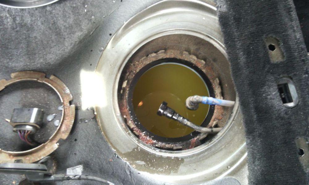 Țeapă &icirc;n stil rom&acirc;nesc la benzinărie! Mai mulţi şoferi au alimentat  maşinile cu apă, &icirc;n loc de carburant: Oamenii sunt disperați: "5.000 de lei mă costă reparaţia&rdquo;