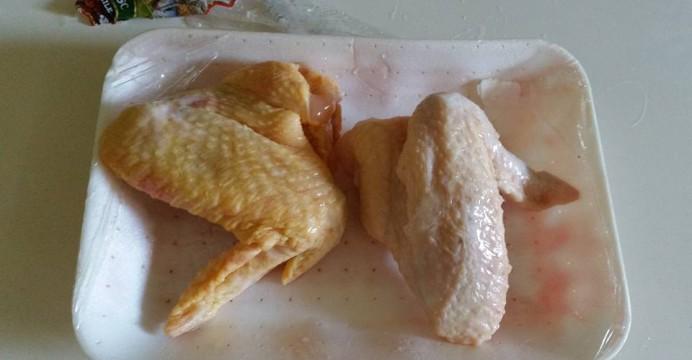 Atenție ce m&acirc;ncați!  "Am cumpărat pui vopsit, pentru a arăta ca puiul de țară"