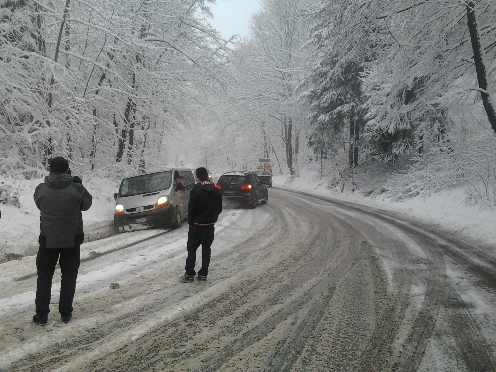 Vremea a luat-o razna! Ninsori puternice! Vara vine la vecini cu zăpadă &icirc;n loc de fructe