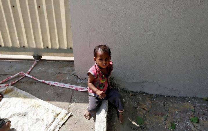 Există oare imagine mai tristă? Fetiţa care &icirc;şi aşteaptă ZILNIC părinţii legată de o piatră. Povestea din spatele fotografiilor care fac &icirc;nconjurul lumii