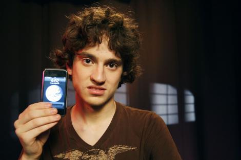 Primul om care a decodat un iPhone. Avea 17 ani și l-a vândut pe o mașină de lux și trei iPhone-uri codate