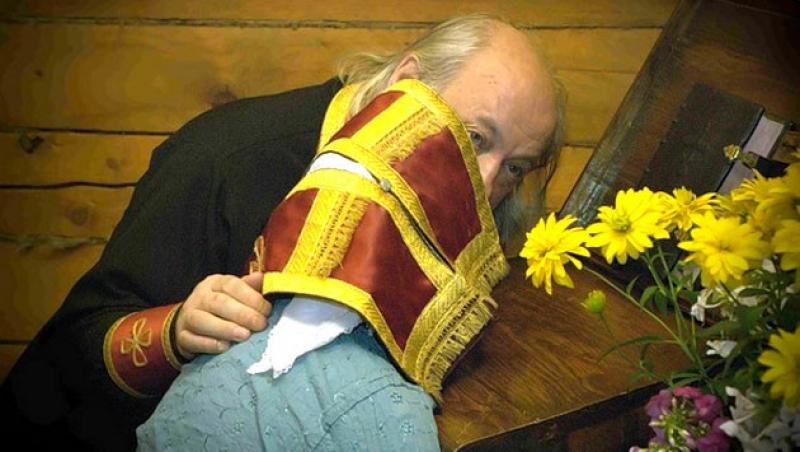 Un preot român rupe tăcerea! Prin ce înșelătorie trec oamenii când se spovedesc