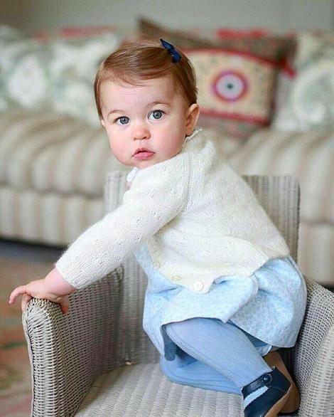 Imagini adorabile! La doar un an, prințesa Charlotte cucerește lumea. ”Este William în picioare!”