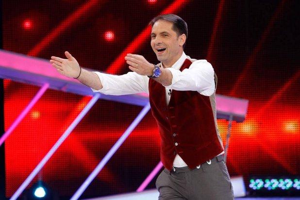 Patru de Negru! Prezentatorul &rdquo;Next Star&rdquo;, imagine de colecție cu soția și cei doi copii