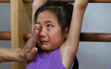 Medalii plătite cu lacrimi şi durere! Imagini care îţi frâng inima din sălile de antrenamente ale micilor gimnaste din China: Ei sunt copiii care trăiesc un coşmar şi un vis în acelaşi timp
